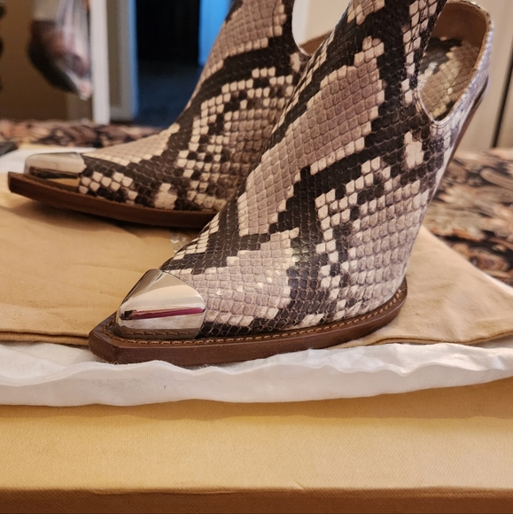 Michael Kors Python Snakeskin Boots US	   EU	     Inches6	     36.5	   8.87 - Picture 4 of 16